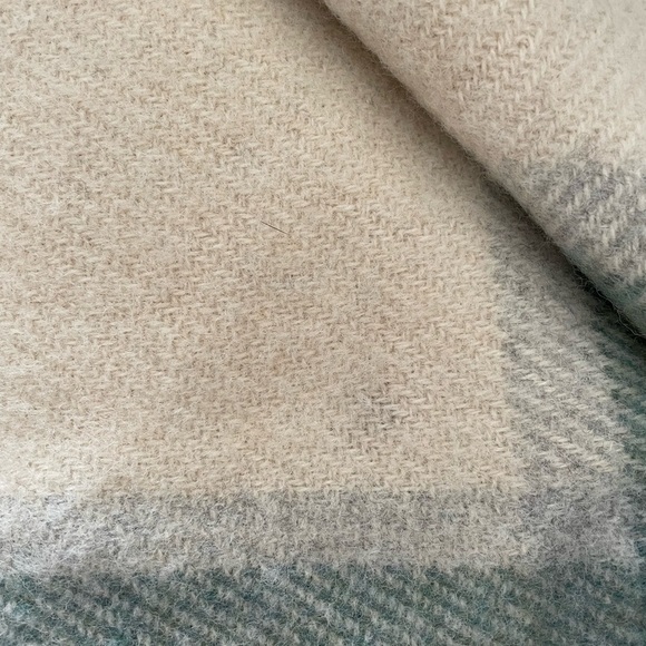 John Hanly & Co. Ltd. Wool Throw – Made in Ireland - Picture 4 of 5